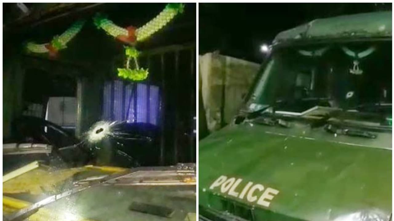 তৃণমূল বিজেপি সংঘর্ষের জের, দিনহাটায় পুলিশের গাড়ি লক্ষ্য করে গুলি দুষ্কৃতীদের তৃণমূল বিজেপি সংঘর্ষের জের, দিনহাটায় পুলিশের গাড়ি লক্ষ্য করে গুলি দুষ্কৃতীদের