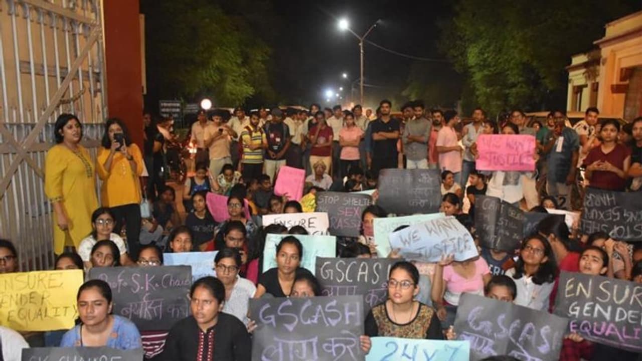 धरने पर बैठीं BHU की छात्राएं, बोलीं अश्लील कमेंट करने वाले प्राफेसर को बर्खास्त करो धरने पर बैठीं BHU की छात्राएं, बोलीं अश्लील कमेंट करने वाले प्राफेसर को बर्खास्त करो