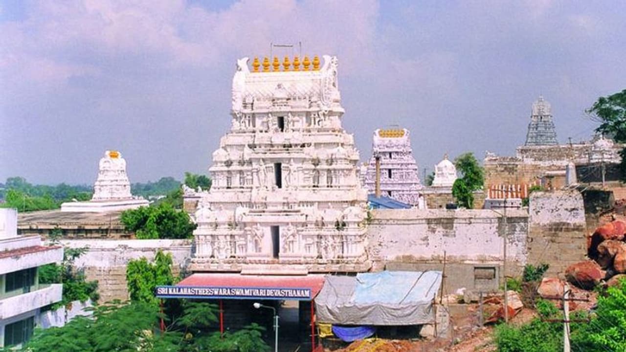 శ్రీకాళహస్తి ఆలయంలో వివాదం: ఐదుగురు ఉద్యోగులపై ఈవో వేటు