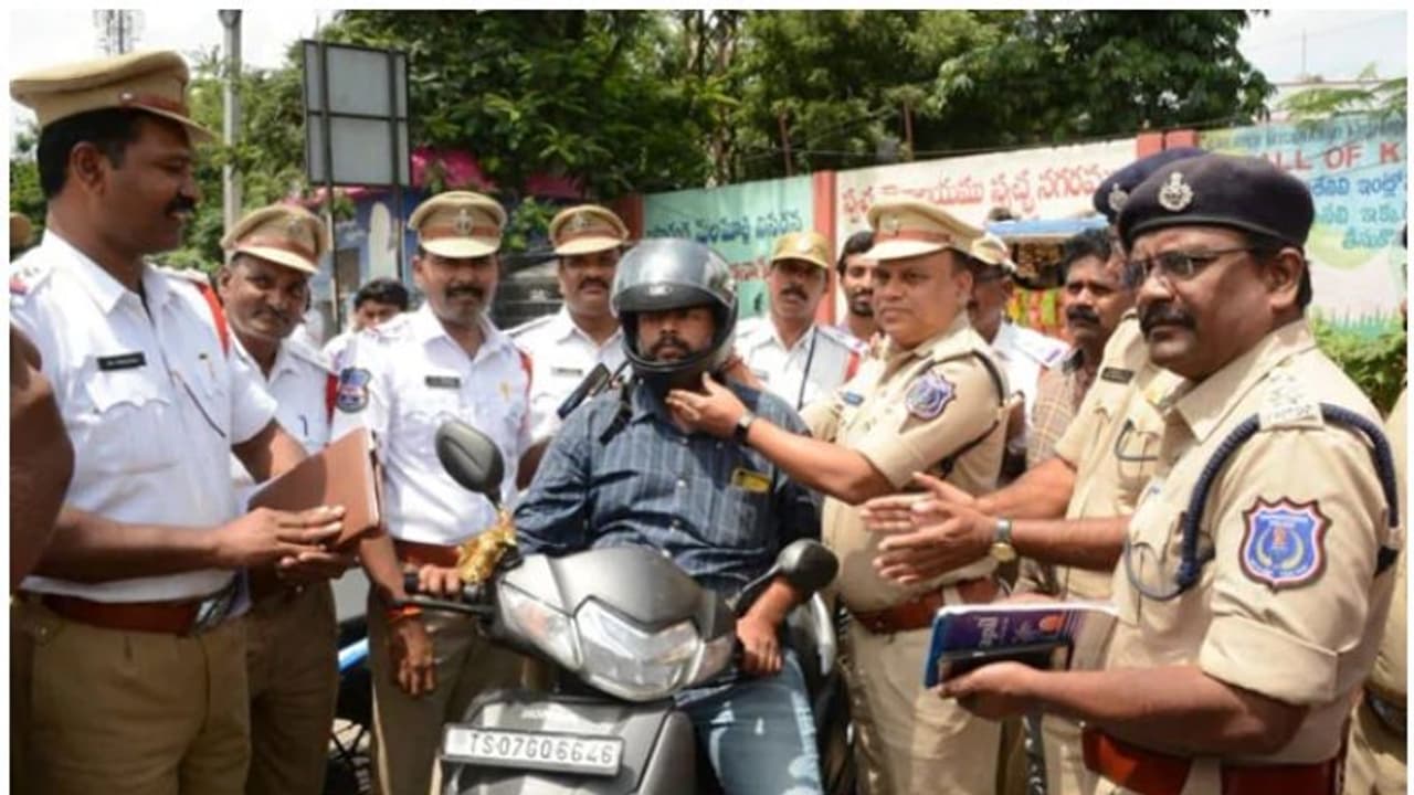 ഹെല്മറ്റില്ലാതെ യാത്ര ചെയ്തു; പിഴയ്ക്ക് പകരം ഹെല്മറ്റ് വാങ്ങി നല്കി പൊലീസുകാര്, അഭിനന്ദിച്ച് സോഷ്യല് മീഡിയ ഹെല്മറ്റില്ലാതെ യാത്ര ചെയ്തു; പിഴയ്ക്ക് പകരം ഹെല്മറ്റ് വാങ്ങി നല്കി പൊലീസുകാര്, അഭിനന്ദിച്ച് സോഷ്യല് മീഡിയ