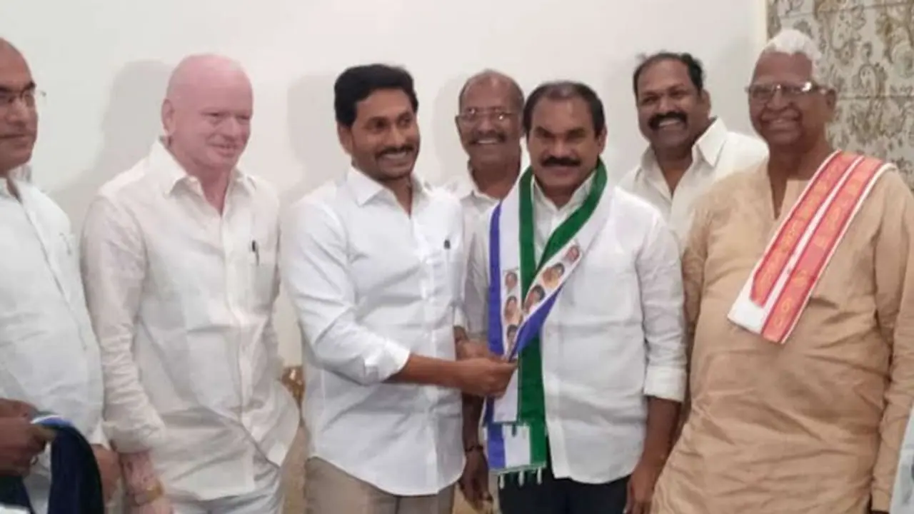 వైసీపీలో చేరిన టీడీపీ నేత తోట త్రిమూర్తులు