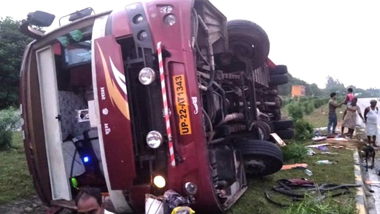 अयोध्या लखनऊ हाइवे पर अनियंत्रित होकर पलटी वॉल्वो बस, 2 यात्रियों की मौत 20 से ज्यादा घायल अयोध्या लखनऊ हाइवे पर अनियंत्रित होकर पलटी वॉल्वो बस, 2 यात्रियों की मौत 20 से ज्यादा घायल