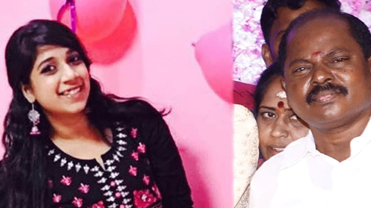 சுபஸ்ரீ மரண விவகாரம்... இருதலை கொள்ளியாய் திணறும் தமிழக போலீஸ்..! சுபஸ்ரீ மரண விவகாரம்... இருதலை கொள்ளியாய் திணறும் தமிழக போலீஸ்..!