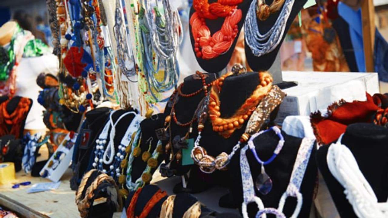 পুজোর জুয়েলারি শপিং করার আগে, দেখে নিন এ বছর কোন ধরণের গয়না রয়েছে ফ্যাশন ট্রেন্ডিং এ পুজোর জুয়েলারি শপিং করার আগে, দেখে নিন এ বছর কোন ধরণের গয়না রয়েছে ফ্যাশন ট্রেন্ডিং এ