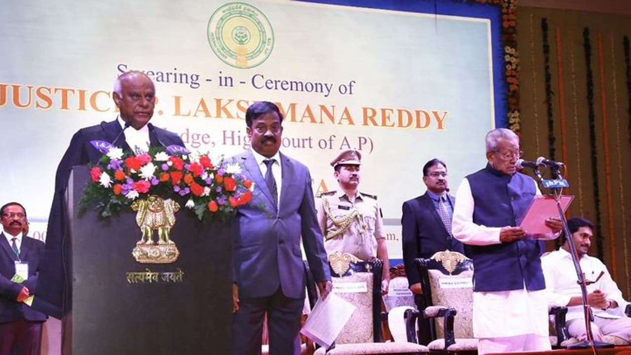 ఏపీ లోకాయుక్త ఛైర్మెన్ గా జస్టిస్ లక్ష్మణ రెడ్డి ప్రమాణం ఏపీ లోకాయుక్త ఛైర్మెన్ గా జస్టిస్ లక్ష్మణ రెడ్డి ప్రమాణం