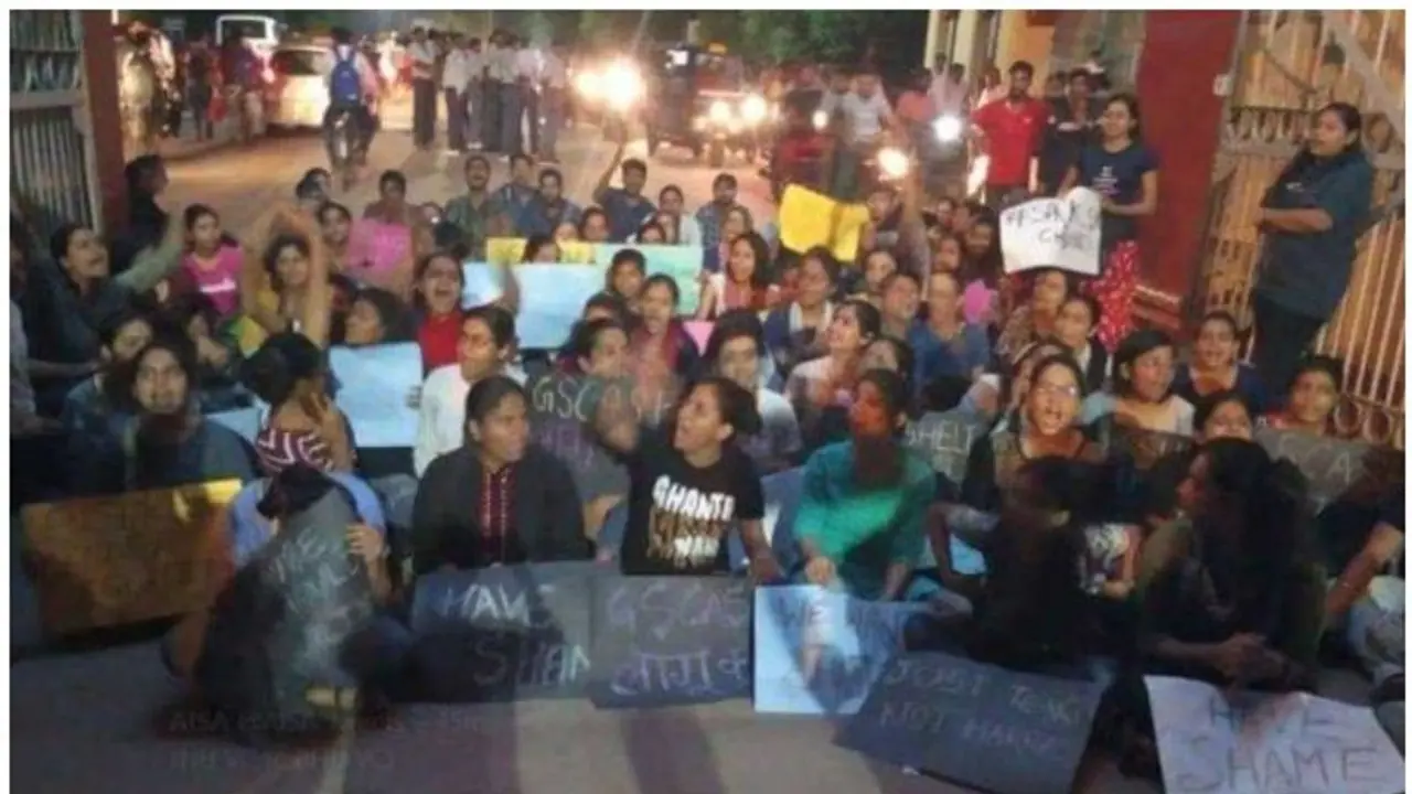 बनारस हिंदू यूनिवर्सिटी में भारी बवाल, सड़क पर उतर कर विरोध कर रही हैं छात्राएं