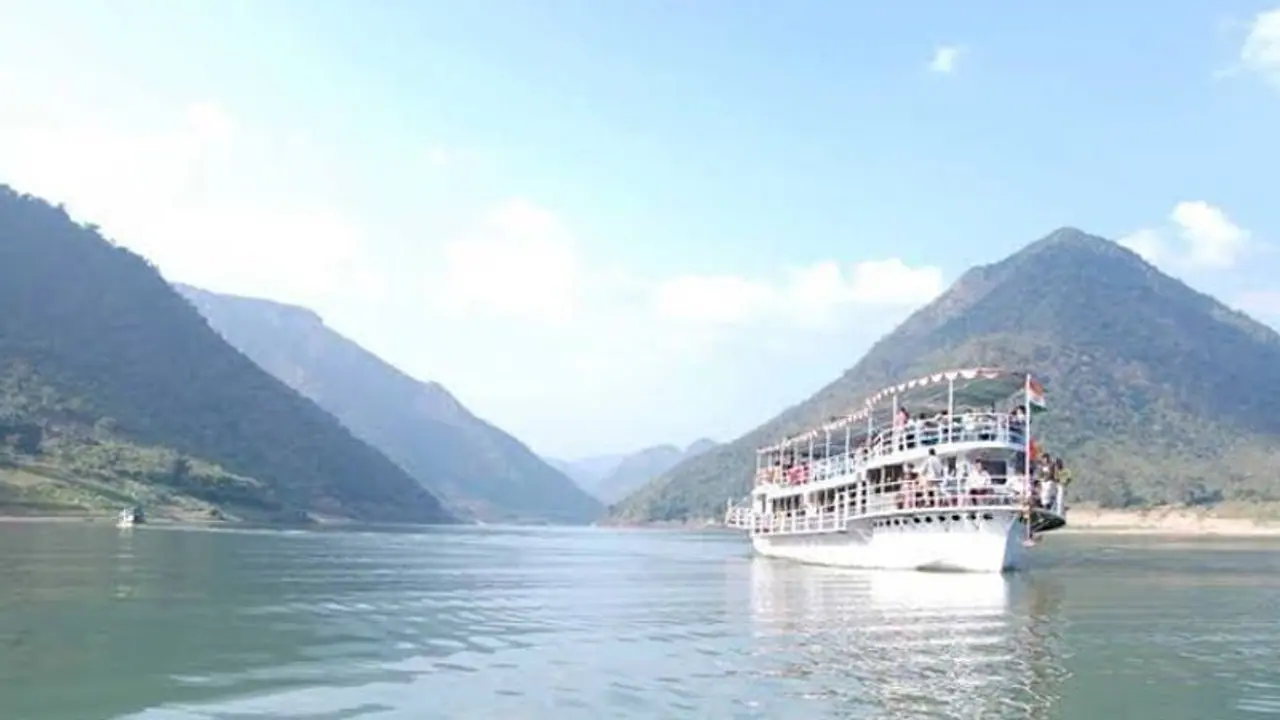 తూ.గో జిల్లాలో బోటు మునిగి 41 మంది ఆచూకీ గల్లంతు