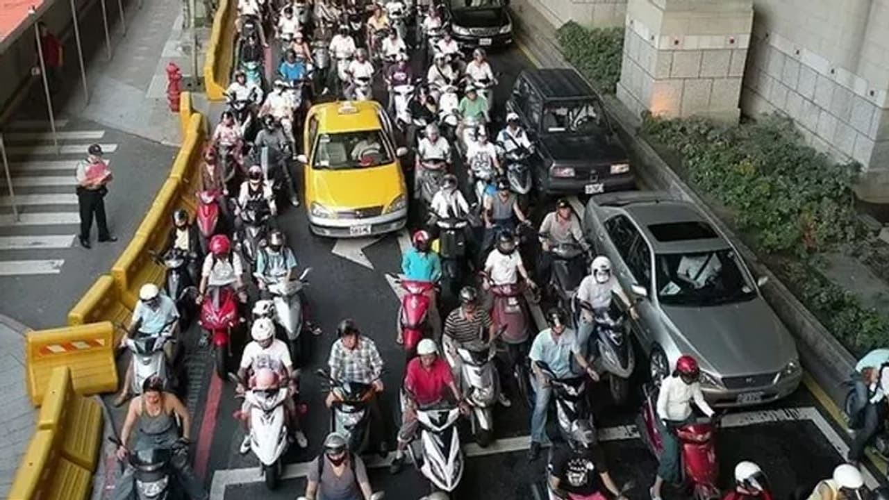 ಫೈನ್ ಹಾಕಿದ್ರೆ ಸೂಸೈಡ್; ಮಹಿಳೆಗೆ ಅಂಜಿ ಬಿಟ್ಟು ಕಳುಹಿಸಿದ ಪೊಲೀಸ್!