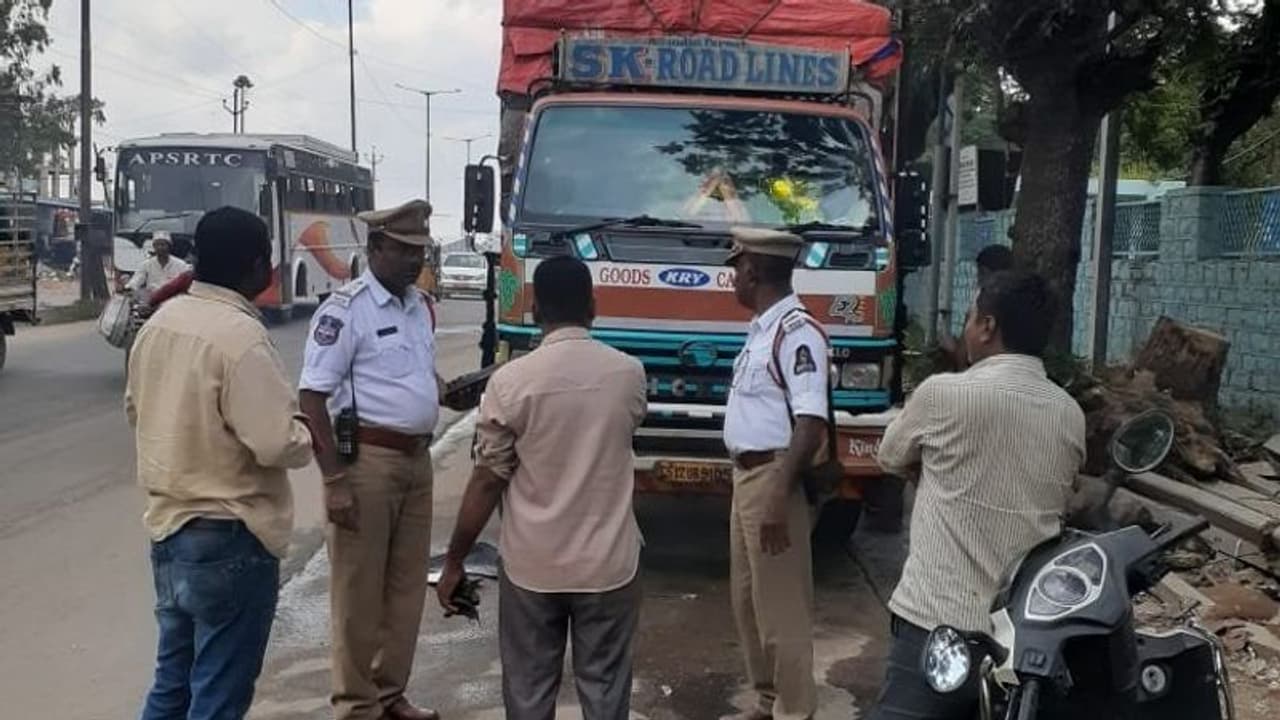 ನಿಯಮ ಉಲ್ಲಂಘಿಸಿದ್ರೆ ದಂಡ ಇಲ್ಲ, ಪೊಲೀಸರೇ ನೀಡುತ್ತಾರೆ ಲೈಸೆನ್ಸ್, ಹೆಲ್ಮೆಟ್!