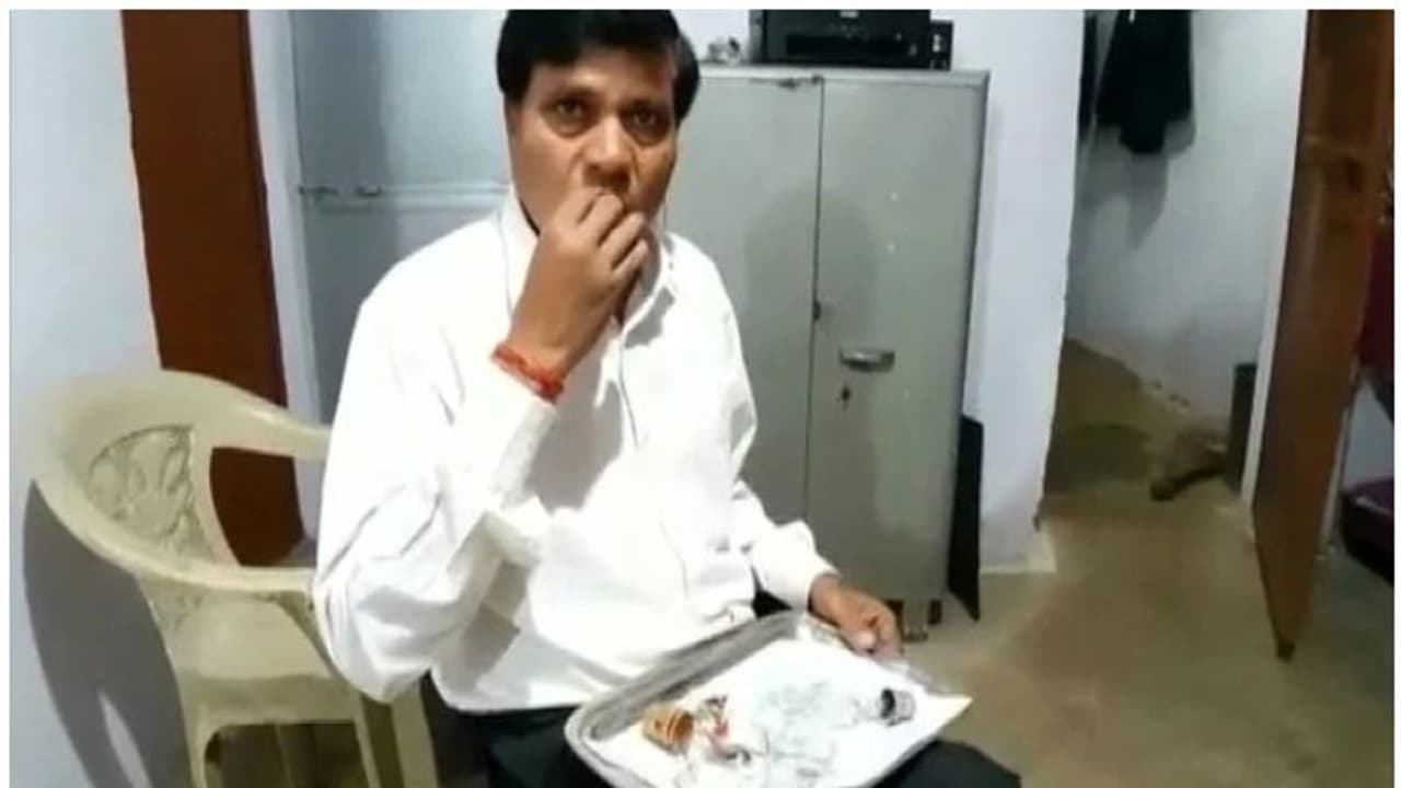 40 വര്ഷമായി ചില്ലുകഷ്ണങ്ങള് ഭക്ഷിക്കുന്നു; അവകാശവാദവുമായി അഭിഭാഷകന് 40 വര്ഷമായി ചില്ലുകഷ്ണങ്ങള് ഭക്ഷിക്കുന്നു; അവകാശവാദവുമായി അഭിഭാഷകന്