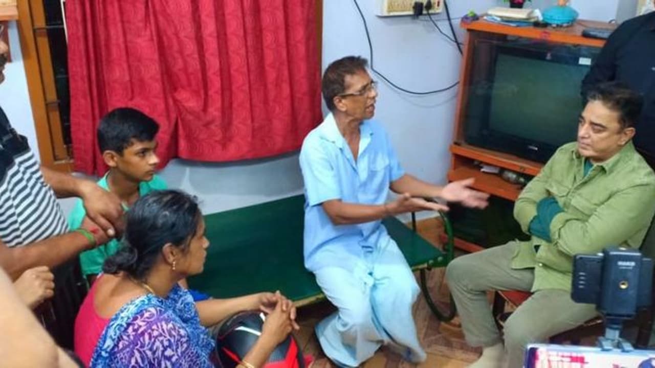 சுபஸ்ரீ பெற்றோருக்கு நடிகர் கமல் ஆறுதல்... பேனர் கலாச்சாரத்தை மக்கள் ஒழிப்பார்கள்... கமல் அதிரடி பேட்டி! சுபஸ்ரீ பெற்றோருக்கு நடிகர் கமல் ஆறுதல்... பேனர் கலாச்சாரத்தை மக்கள் ஒழிப்பார்கள்... கமல் அதிரடி பேட்டி!