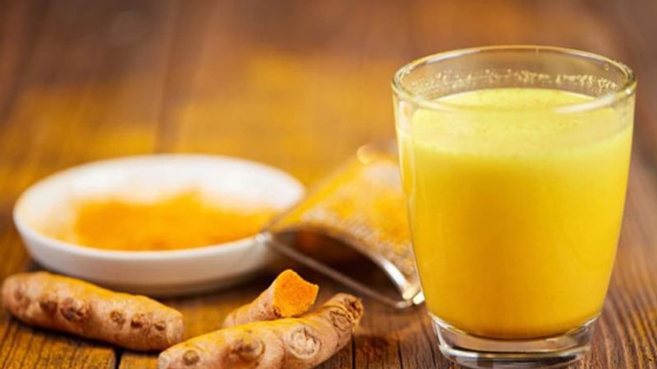 ദിവസവും പാലിൽ ഒരു നുള്ള് മഞ്ഞൾ ചേർത്ത് കുടിക്കുന്നത് ശീലമാക്കൂ