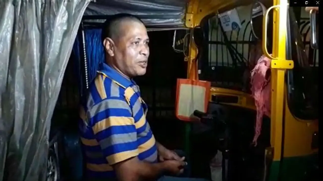 অটোর মধ্যে নগদ একাশি হাজার, হাতে পেয়েও ফেরালেন চালক অটোর মধ্যে নগদ একাশি হাজার, হাতে পেয়েও ফেরালেন চালক