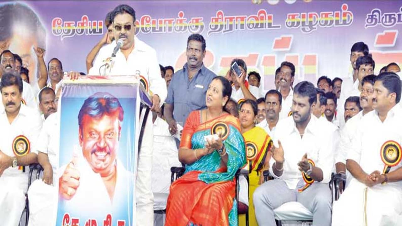 ஒரு நாள் விடியும் …. அப்போது உங்களை தங்கத் தட்டில் வைத்து தாங்குவேன்… தட்டுத் தடுமாறி பேசிய விஜயகாந்த் !! ஒரு நாள் விடியும் …. அப்போது உங்களை தங்கத் தட்டில் வைத்து தாங்குவேன்… தட்டுத் தடுமாறி பேசிய விஜயகாந்த் !!