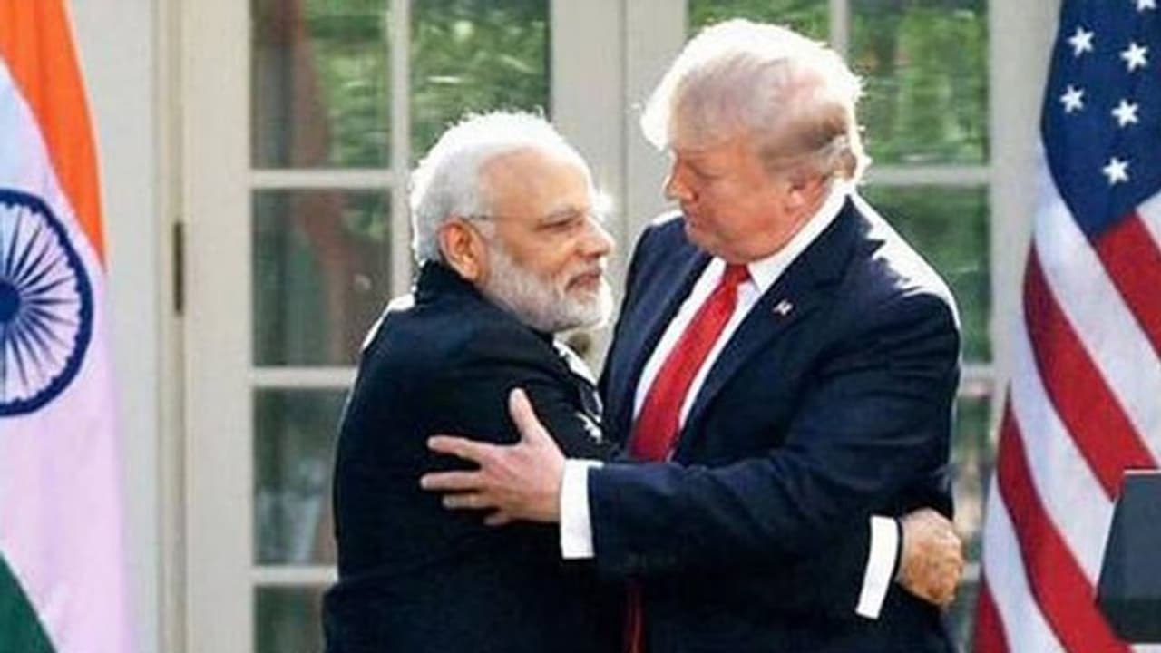 ചരിത്രപരം; മോദിയെ വരവേൽക്കുന്ന 'ഹൗഡി മോദി' പരിപാടിയിൽ പങ്കെടുക്കാൻ ട്രംപ് എത്തും ചരിത്രപരം; മോദിയെ വരവേൽക്കുന്ന 'ഹൗഡി മോദി' പരിപാടിയിൽ പങ്കെടുക്കാൻ ട്രംപ് എത്തും