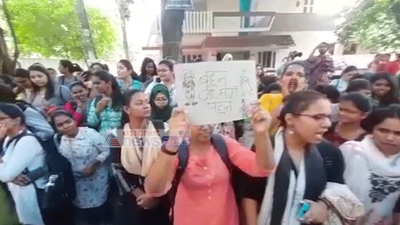 దారుణం... మోకాళ్ల కిందకు డ్రెస్ లేకుంటే.. విద్యార్థినులకు నో ఎంట్రీ