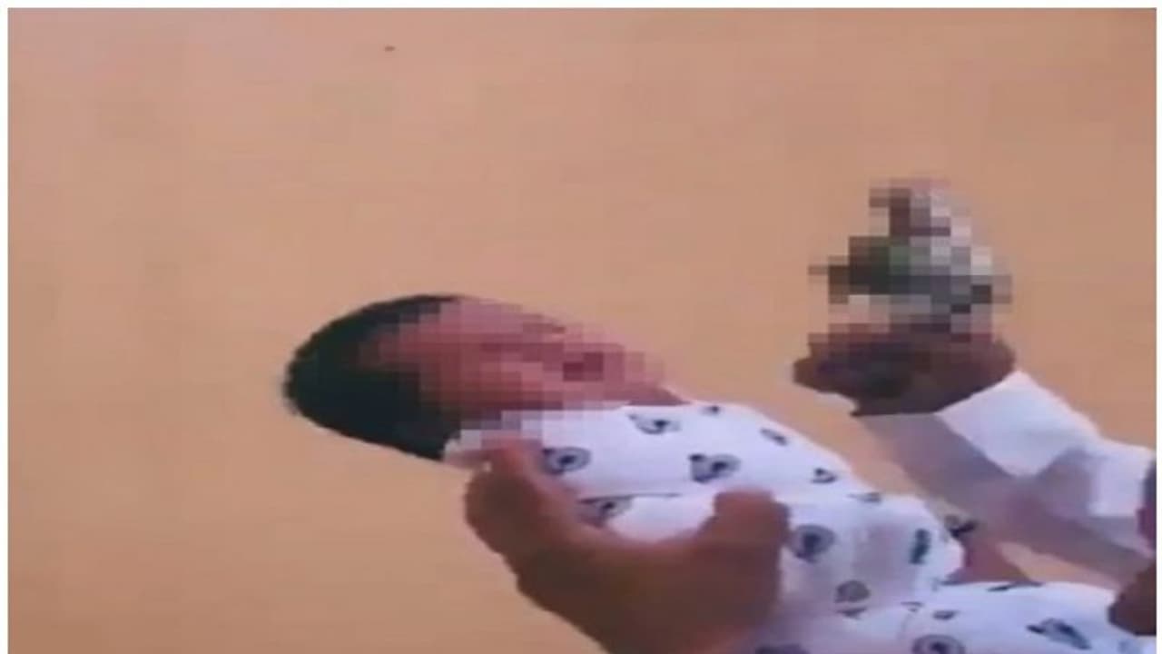 കൈക്കുഞ്ഞിന്റെ വായിലേക്ക് തോക്കൂചൂണ്ടുന്ന വീഡിയോ; യുവാവ് അറസ്റ്റില് കൈക്കുഞ്ഞിന്റെ വായിലേക്ക് തോക്കൂചൂണ്ടുന്ന വീഡിയോ; യുവാവ് അറസ്റ്റില്