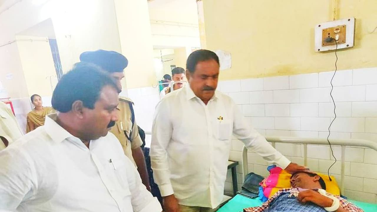 బోటు ప్రమాదం: తెలంగాణ వాసులను పరామర్శించిన ఎర్రబెల్లి బోటు ప్రమాదం: తెలంగాణ వాసులను పరామర్శించిన ఎర్రబెల్లి