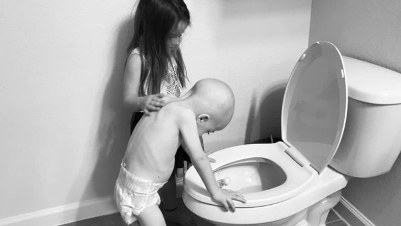 'മൂന്ന് വയസ്സുള്ള മകന്‍ ടോയിലറ്റില്‍ പോകുമ്പോള്‍ ഒപ്പം നില്‍ക്കുന്നത് മൂത്തമകളാണ്'; വൈറലായി ഒരു അമ്മയുടെ കുറിപ്പ്