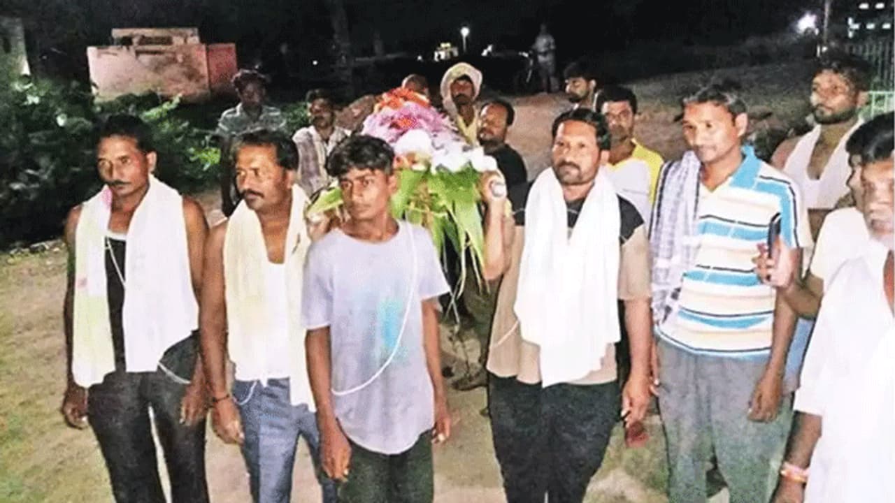 मुस्लिम भाइयों ने धोती जनेऊ पहन पिता के ब्राह्मण दोस्त का किया अंतिम संस्कार, 12वें दिन मुडवाएंगे सिर