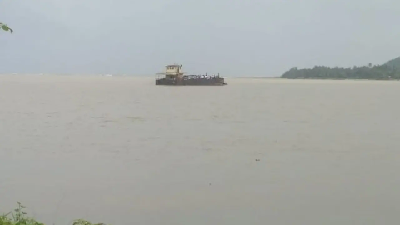 ತುಂಬಿ ಹರಿಯುತ್ತಿರುವ ನದಿ ಮಧ್ಯೆ ಕೆಟ್ಟು ನಿಂತಿದ್ದ ಲಾಂಚ್ ತುಂಬಿ ಹರಿಯುತ್ತಿರುವ ನದಿ ಮಧ್ಯೆ ಕೆಟ್ಟು ನಿಂತಿದ್ದ ಲಾಂಚ್