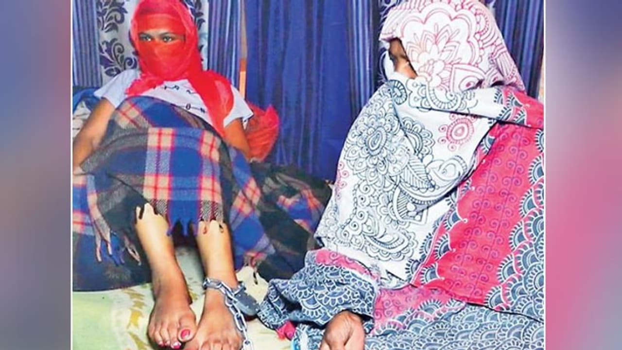 रोते हुए बोली थी मां 'साब अगर इसकी जंजीरें खोल दीं, फिर ये पकड़ में नहीं आएगी' रोते हुए बोली थी मां 'साब अगर इसकी जंजीरें खोल दीं, फिर ये पकड़ में नहीं आएगी'