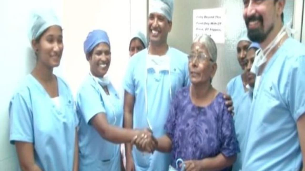 চিকিৎসা বিজ্ঞানে আরও এক নজির, সফল অস্ত্রোপচারে বৃদ্ধার পেট থেকে বের হল ৭ কেজির টিউমার চিকিৎসা বিজ্ঞানে আরও এক নজির, সফল অস্ত্রোপচারে বৃদ্ধার পেট থেকে বের হল ৭ কেজির টিউমার