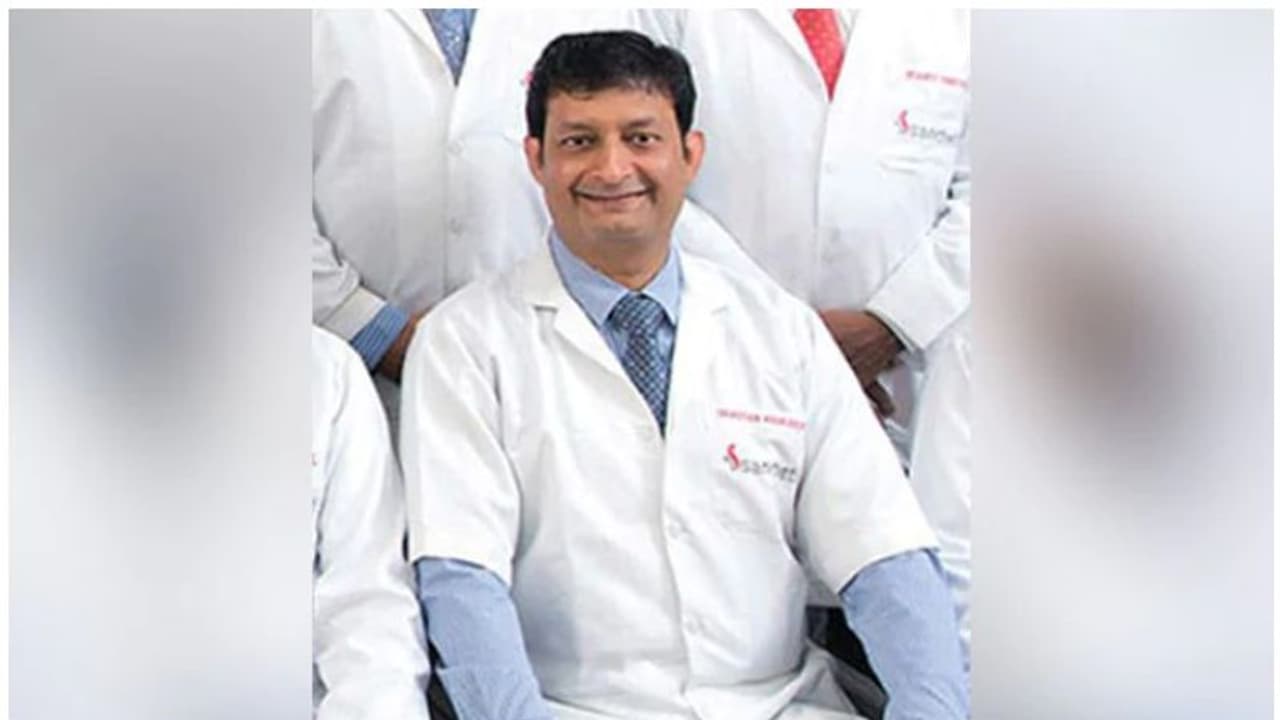 കാറിന്റെ ടയര് മാറ്റാന് സഹായിക്കാനിറങ്ങി; ഡോക്ടറെയും ഡ്രൈവറെയും തേടിയെത്തിയത് ദുരന്തം കാറിന്റെ ടയര് മാറ്റാന് സഹായിക്കാനിറങ്ങി; ഡോക്ടറെയും ഡ്രൈവറെയും തേടിയെത്തിയത് ദുരന്തം