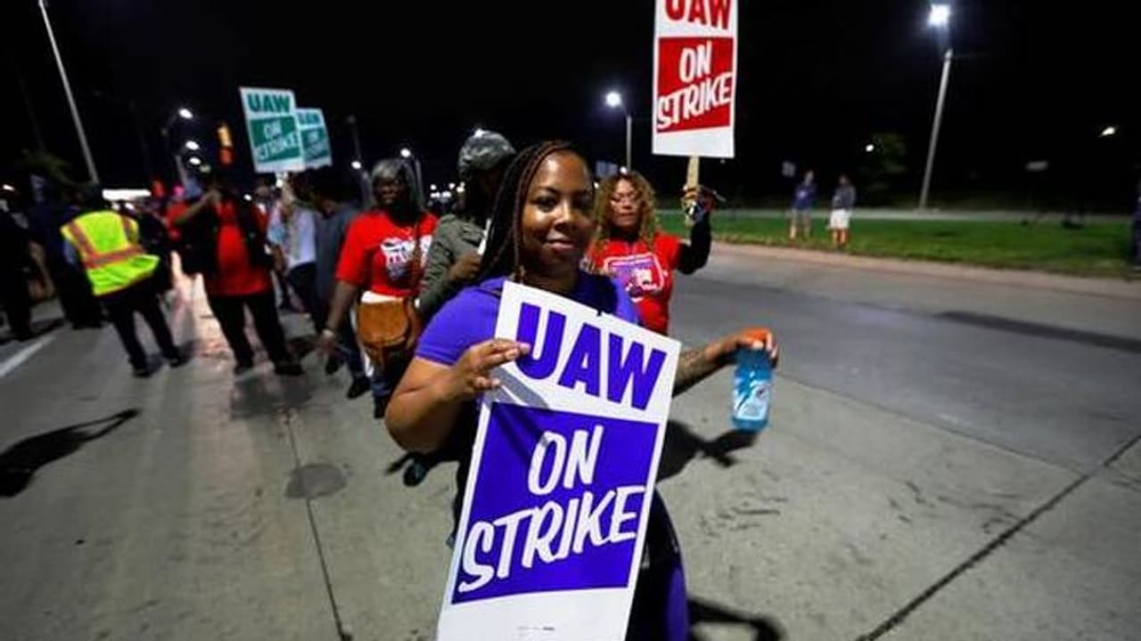 जनरल मोटर्स के श्रमिकों ने की दशक की सबसे बड़ी कामबंदी, 46 हजार श्रमिक हड़ताल पर जनरल मोटर्स के श्रमिकों ने की दशक की सबसे बड़ी कामबंदी, 46 हजार श्रमिक हड़ताल पर