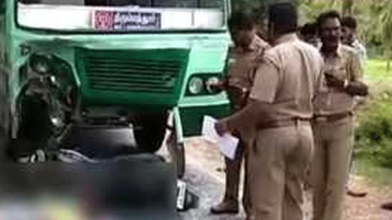 அரசு பேருந்து இருசக்கர வாகனம் நேருக்கு நேர் மோதல்... ரத்த வெள்ளத்தில் உயிரிழந்த 3 பேர் இளைஞர்கள்..!