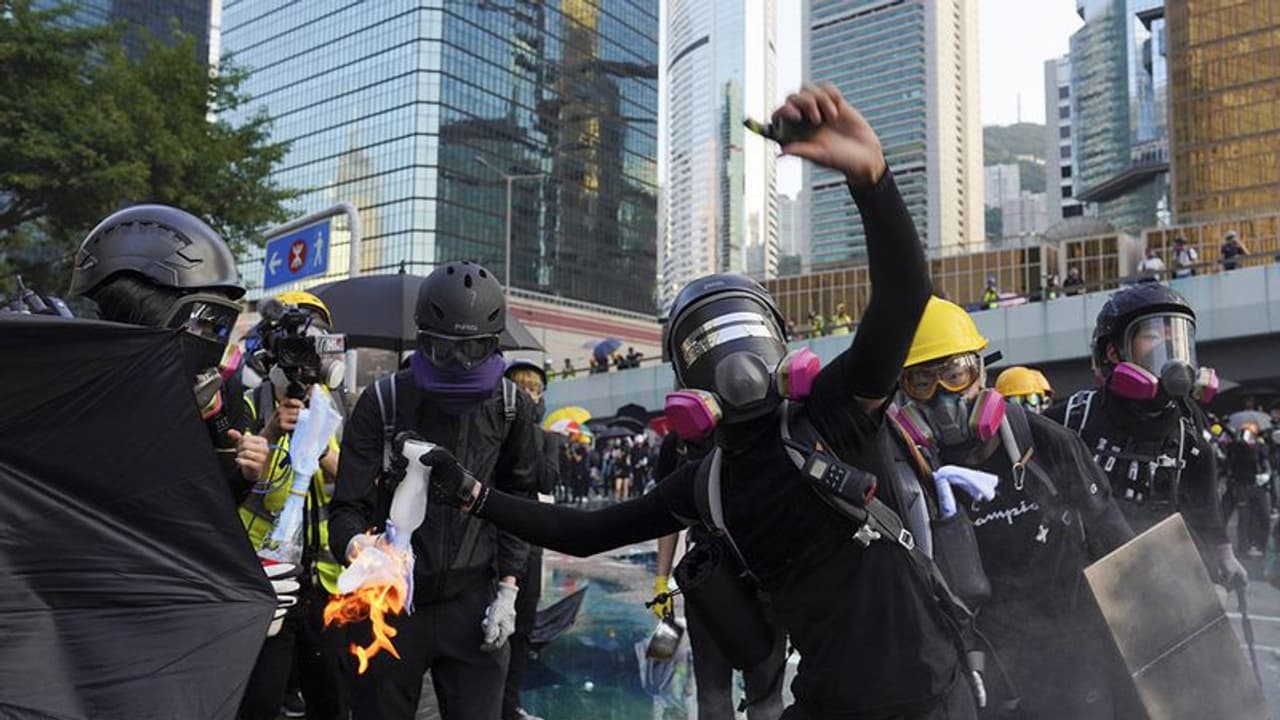हांगकांग में लोकतंत्र की मांग हुई हिंसक, ये है वजह हांगकांग में लोकतंत्र की मांग हुई हिंसक, ये है वजह