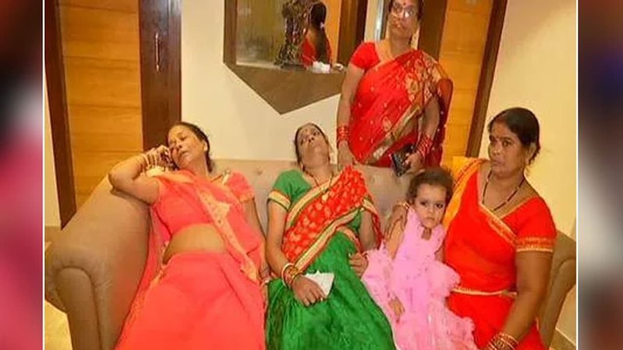 ग्राउंड से फर्स्ट फ्लोर के बीच लिफ्ट में देखा कुछ ऐसा कि चीखने चिल्लाने लगीं महिलाएं