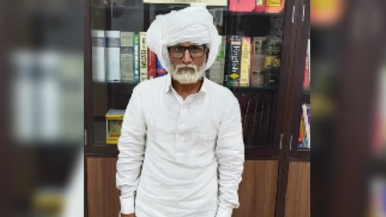 ৩২ এর গুজরাতি যুবককে বানিয়েছিলেন ৮০, এবার পুলিশের জালে 'বিল্লু বারবার' ৩২ এর গুজরাতি যুবককে বানিয়েছিলেন ৮০, এবার পুলিশের জালে 'বিল্লু বারবার'