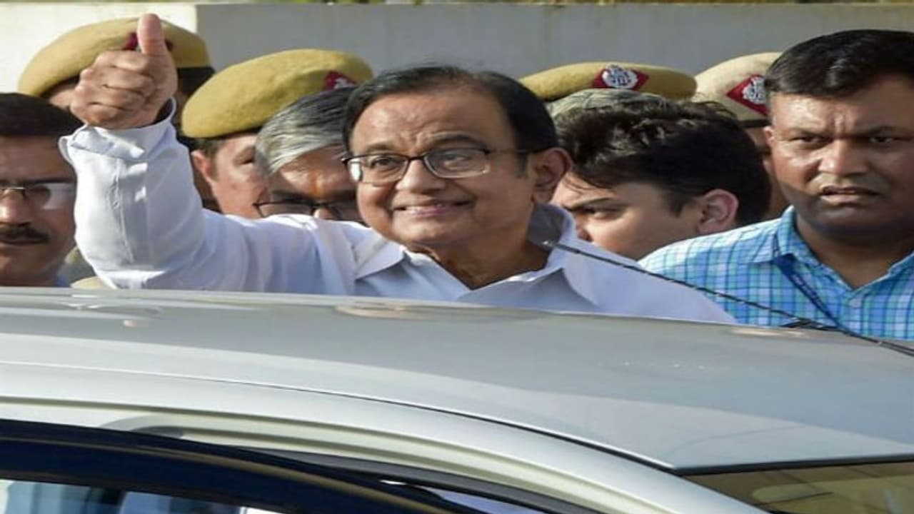 जन्मदिन पर चिदंबरम को जेल अधिकारियों और कैदियों से मिली बधाई जन्मदिन पर चिदंबरम को जेल अधिकारियों और कैदियों से मिली बधाई