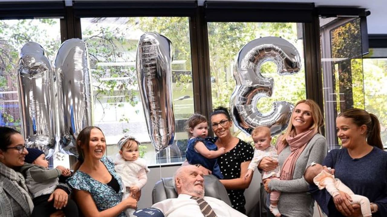 ഏഴുകോടി പതിനഞ്ച് ലക്ഷം വിലയുള്ള രക്തം ശരീരത്തിലൂടെ ഓടുന്ന 'സ്വര്ണ കൈകള് ഉള്ള മനുഷ്യന്' ഏഴുകോടി പതിനഞ്ച് ലക്ഷം വിലയുള്ള രക്തം ശരീരത്തിലൂടെ ഓടുന്ന 'സ്വര്ണ കൈകള് ഉള്ള മനുഷ്യന്'