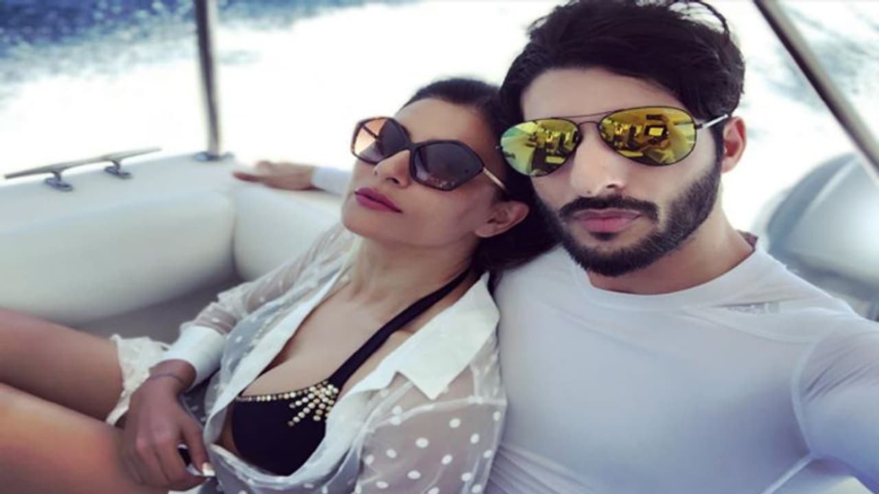 పిక్ టాక్: బికినీలో ప్రియుడి ఒడిలో.. ఇంటర్నెట్ షేక్ చేస్తున్న సుస్మిత! పిక్ టాక్: బికినీలో ప్రియుడి ఒడిలో.. ఇంటర్నెట్ షేక్ చేస్తున్న సుస్మిత!