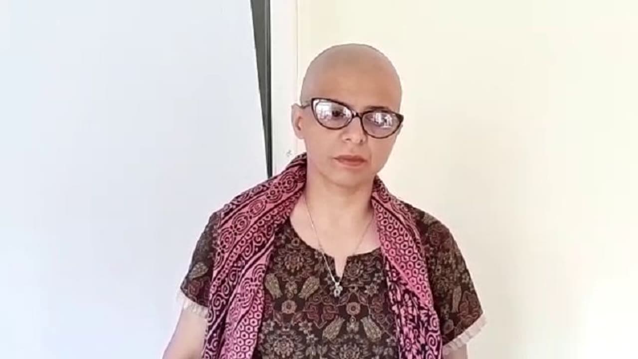 పోలీసులపై ఆగ్రహంతో... ఓ మహిళ ఏం చేసిందంటే...