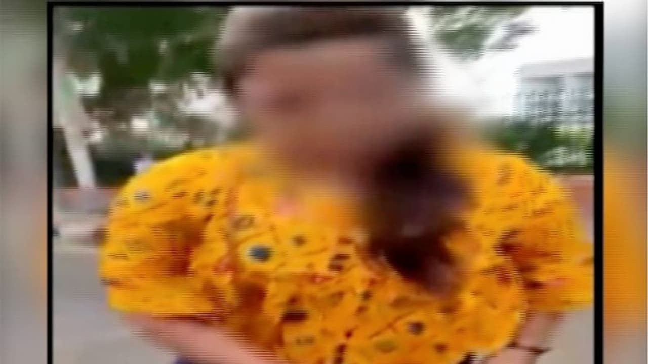 ഗതാഗതനിയമം ലംഘിച്ചതിന് പിഴ ഈടാക്കി; ആത്മഹത്യാഭീഷണി മുഴക്കി യുവതിയുടെ പ്രതിഷേധം ഗതാഗതനിയമം ലംഘിച്ചതിന് പിഴ ഈടാക്കി; ആത്മഹത്യാഭീഷണി മുഴക്കി യുവതിയുടെ പ്രതിഷേധം