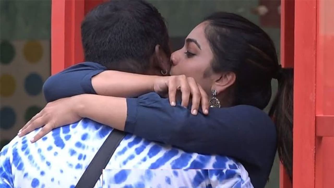 రాహుల్ ని హగ్ చేసుకొని ముద్దు పెట్టుకున్న పునర్నవి!