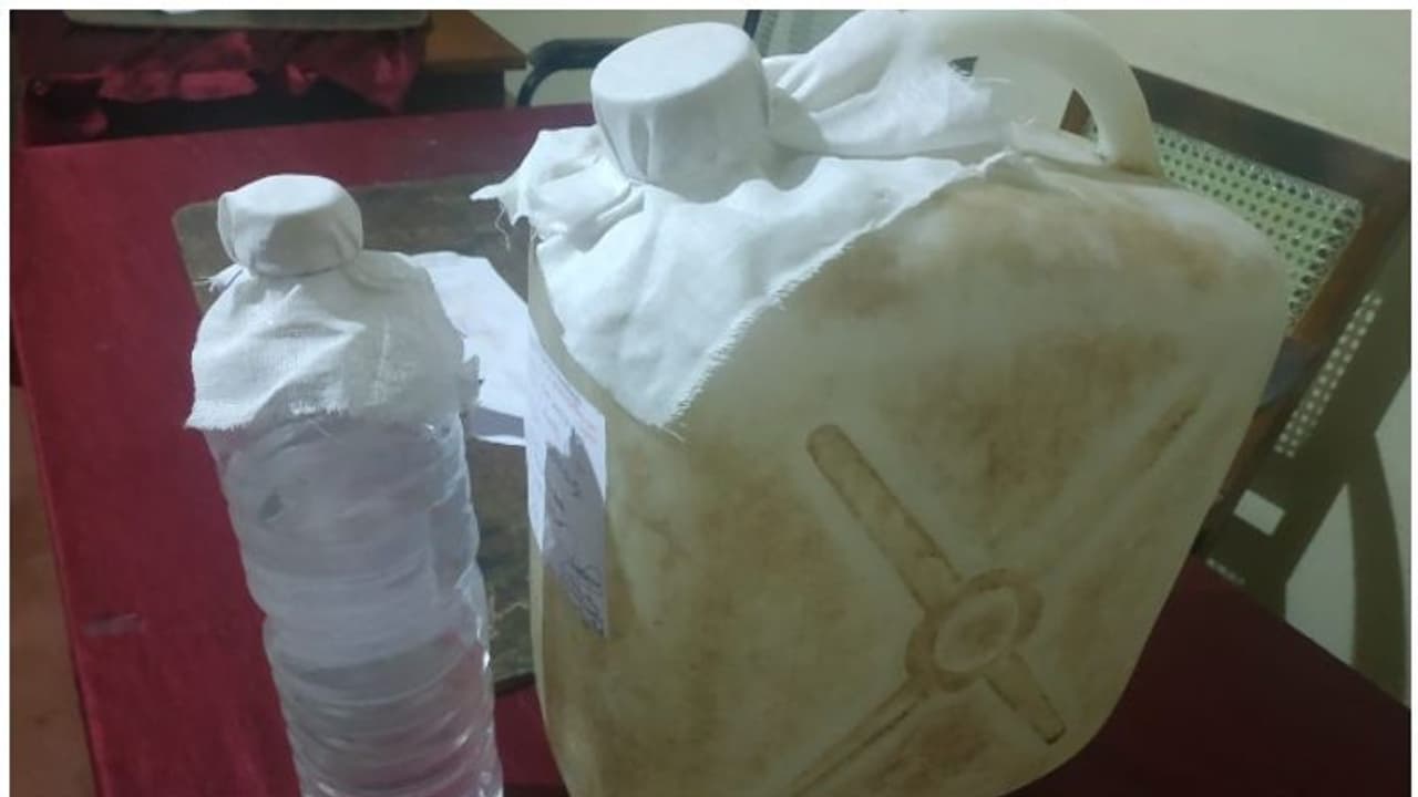 കിടപ്പുമുറിയില് ചാരായ വാറ്റ്; കട്ടിലിനടിയില് കുഴിച്ചിട്ട വാഷ് പിടികൂടി, പ്രതി ഓടി രക്ഷപ്പെട്ടു കിടപ്പുമുറിയില് ചാരായ വാറ്റ്; കട്ടിലിനടിയില് കുഴിച്ചിട്ട വാഷ് പിടികൂടി, പ്രതി ഓടി രക്ഷപ്പെട്ടു