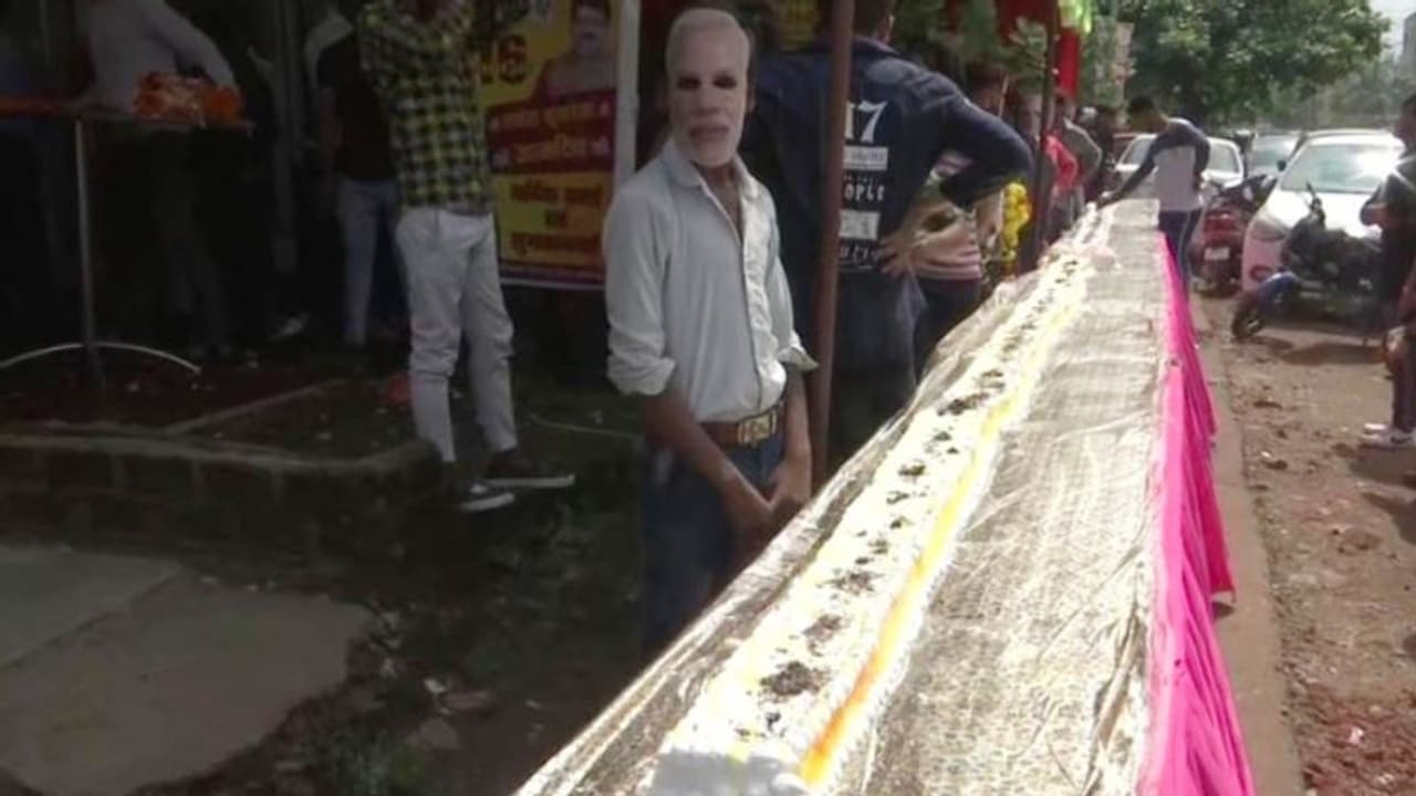 ৬৯ বছরে পা মোদীর, জন্মদিনের প্রাক্কালে ৬৯ ফুট লম্বা কেক কাটল হিন্দু সংগঠন ৬৯ বছরে পা মোদীর, জন্মদিনের প্রাক্কালে ৬৯ ফুট লম্বা কেক কাটল হিন্দু সংগঠন