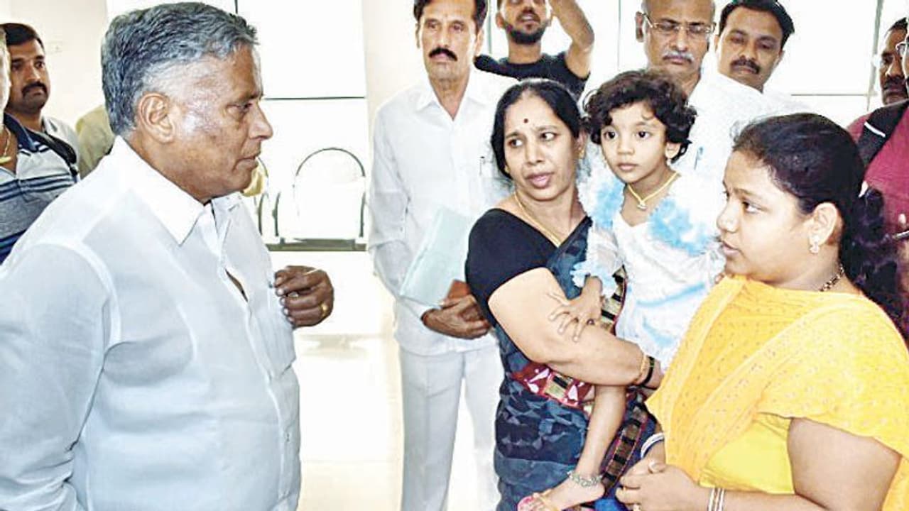 ಅರ್ಧ ತಾಸಿನಲ್ಲಿ ಮಹಿಳೆಗೆ ಸರ್ಕಾರಿ ಕೆಲಸ ಕೊಡಿ : ಸಚಿವ ಸೋಮಣ್ಣ ತಾಕೀತು ಅರ್ಧ ತಾಸಿನಲ್ಲಿ ಮಹಿಳೆಗೆ ಸರ್ಕಾರಿ ಕೆಲಸ ಕೊಡಿ : ಸಚಿವ ಸೋಮಣ್ಣ ತಾಕೀತು