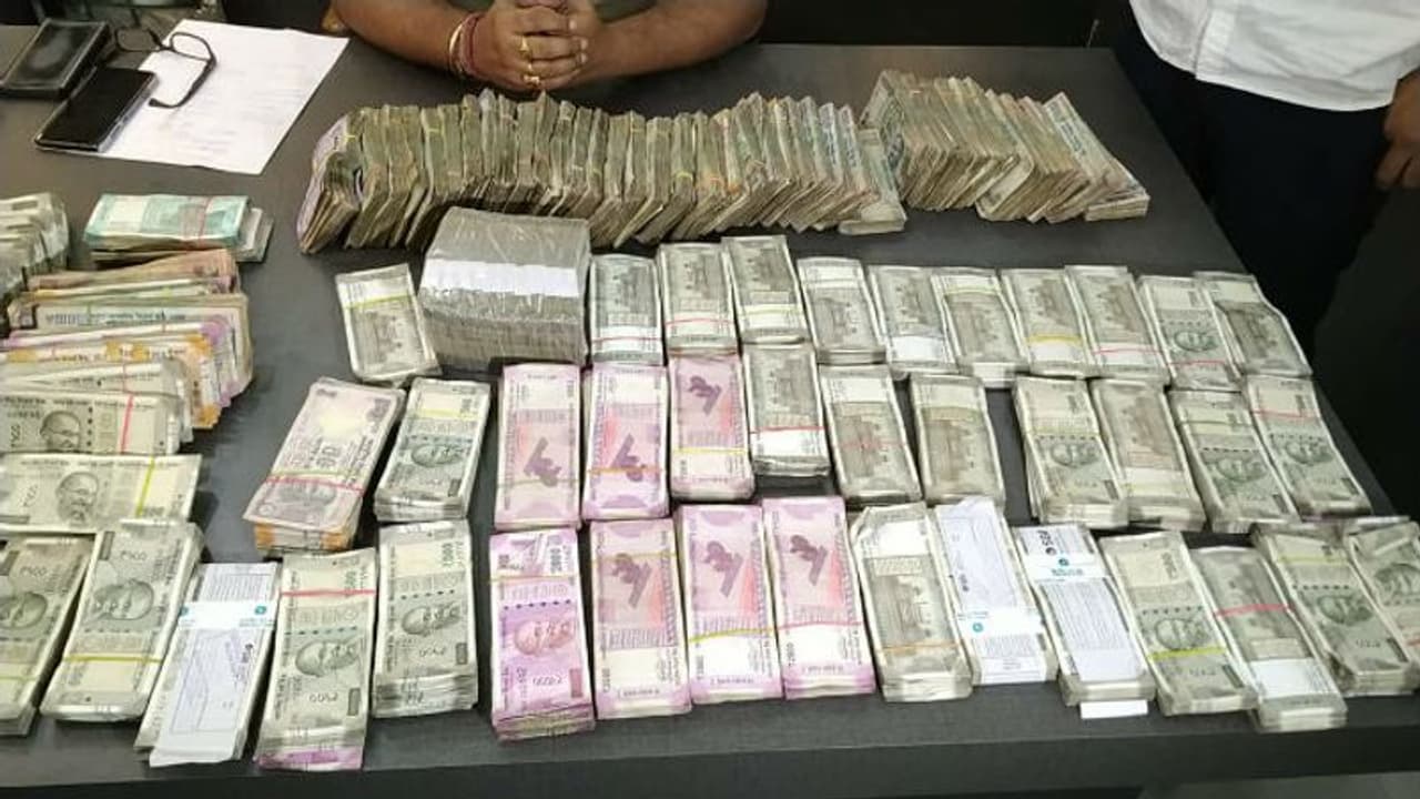 Bengaluru Crime: ನಕಲಿ ನೋಟಿನ ವಿಡಿಯೋ ತೋರಿಸಿ ವಂಚನೆ..! Bengaluru Crime: ನಕಲಿ ನೋಟಿನ ವಿಡಿಯೋ ತೋರಿಸಿ ವಂಚನೆ..!