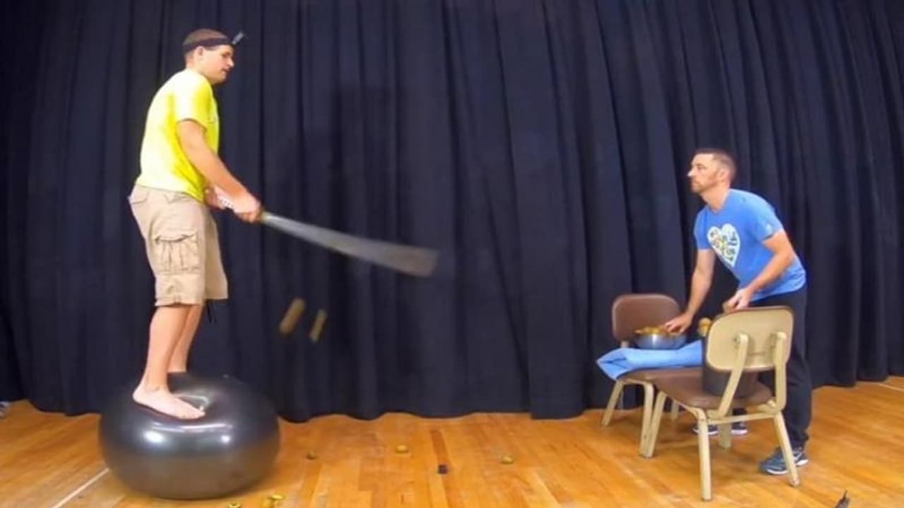 फुटबॉल पर खड़े हो कर तलवार से 62 कीवी के बनाए स्लाइस, तोड़ा वर्ल्ड रिकॉर्ड