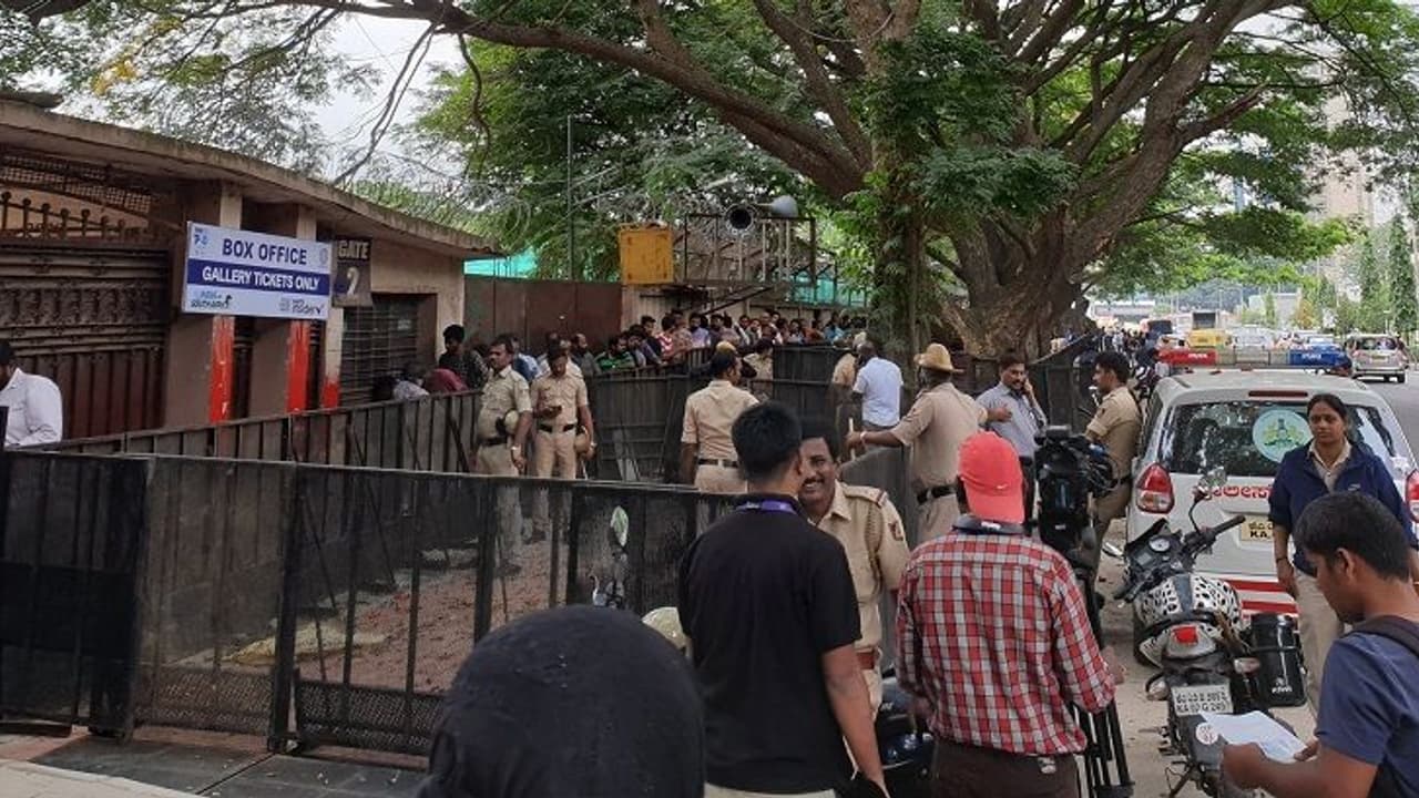 #INDvSA: ಬೆಂಗ್ಳೂರು ಟಿ20 ಟಿಕೆಟ್ಗೆ ಭಾರೀ ಬೇಡಿಕೆ! #INDvSA: ಬೆಂಗ್ಳೂರು ಟಿ20 ಟಿಕೆಟ್ಗೆ ಭಾರೀ ಬೇಡಿಕೆ!