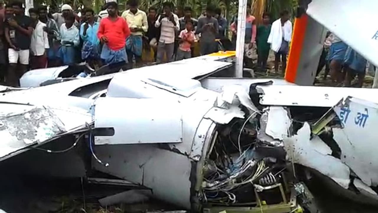 జనావాసాల్లో కుప్పకూలిన విమానం..23మంది మృతి జనావాసాల్లో కుప్పకూలిన విమానం..23మంది మృతి