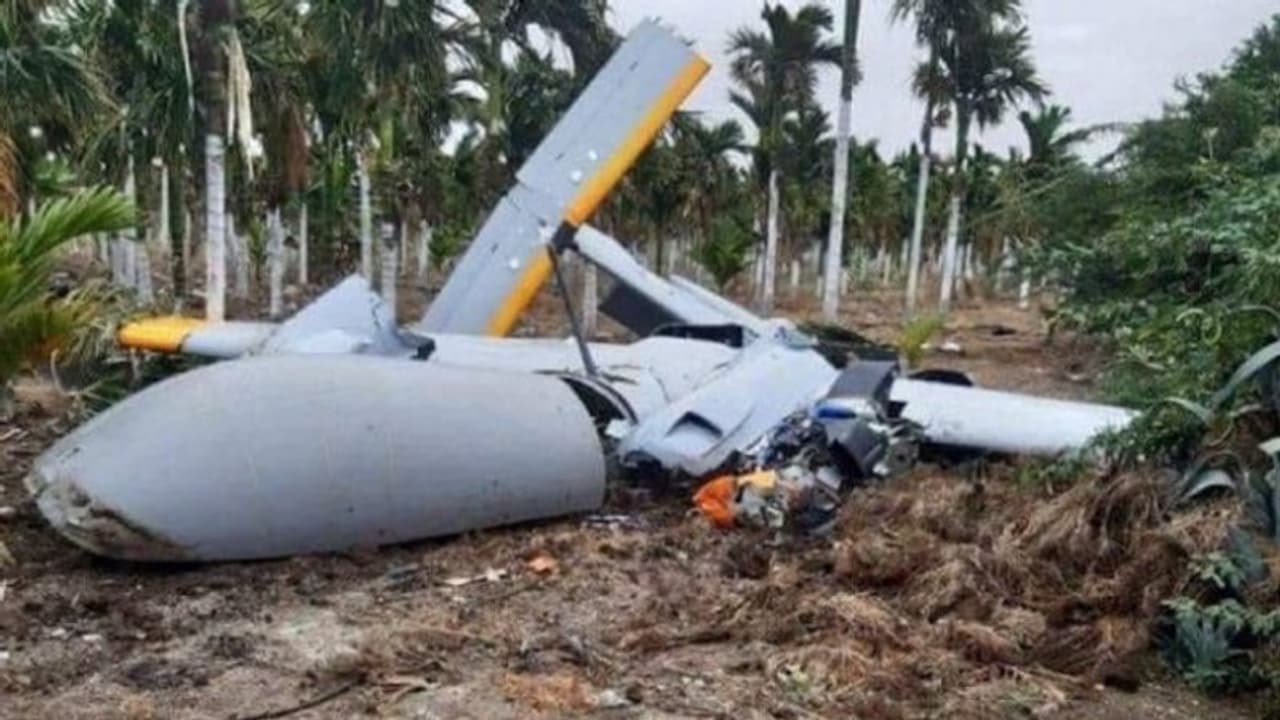 ഡിആർഡിഒ യുടെ ആളില്ലാ വിമാനം പരീക്ഷണ പറക്കലിനിടെ തകർന്ന് വീണു ഡിആർഡിഒ യുടെ ആളില്ലാ വിമാനം പരീക്ഷണ പറക്കലിനിടെ തകർന്ന് വീണു