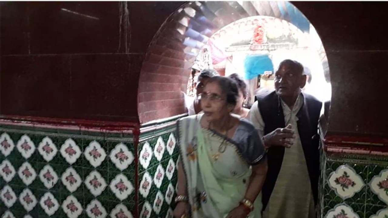 మోడీ పుట్టిన రోజు: భార్య యశోదాబెన్ పూజలు మోడీ పుట్టిన రోజు: భార్య యశోదాబెన్ పూజలు