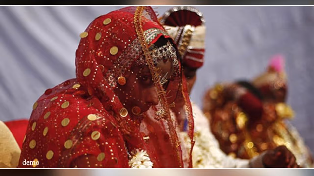 सुहागरात पर पत्नी ने पति के कान में आकर कहा कुछ ऐसा कि हो गई टेंशन सुहागरात पर पत्नी ने पति के कान में आकर कहा कुछ ऐसा कि हो गई टेंशन