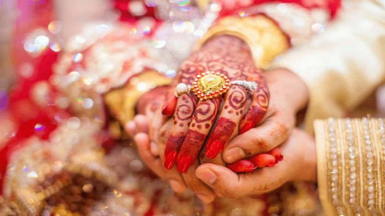 రక్తదానం చేసి.. పెళ్లి పీటలెక్కిన ప్రేమ జంట రక్తదానం చేసి.. పెళ్లి పీటలెక్కిన ప్రేమ జంట